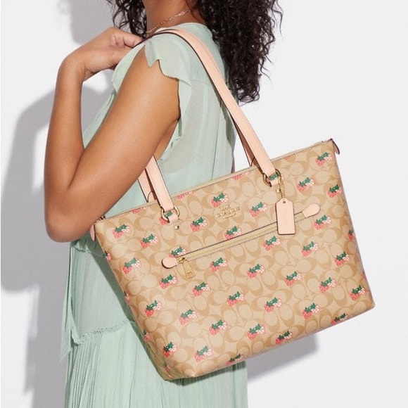 NWT💃Coach Gallery Tote In Signature Canvas With Strawberry Print - Picture 9 of 12